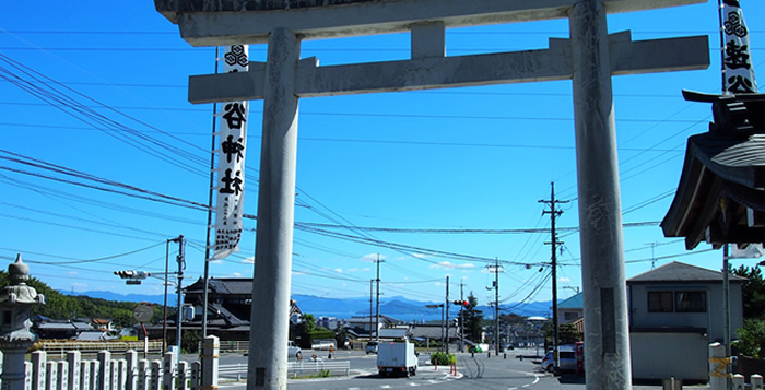国道433号線に出ますので、道なりに直進。速谷神社を右手にさらに通り越します。