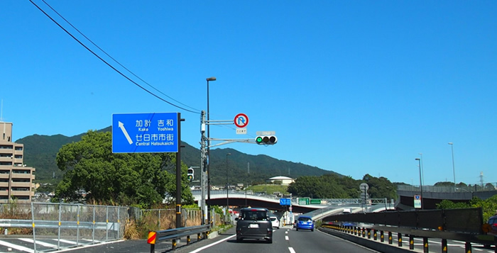 中国自動車道から、岩国広島自動車道廿日市ICまで進み、廿日市IC出口を出て直進します。
