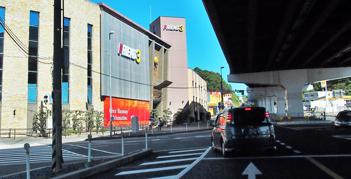 宮内交差点をさらに直進します。