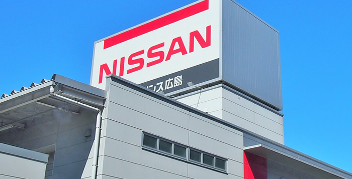 左手に日産が見えてきます。次の交差点を目指してください。