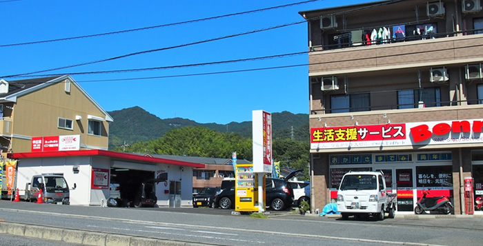 右手にマルショクの看板が見えてきたあたりに、左側にカーベースルパンが見えます。